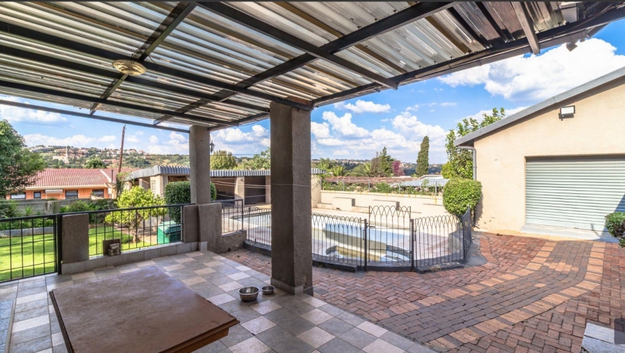 5 Bedroom Property for Sale in Mondeor Gauteng