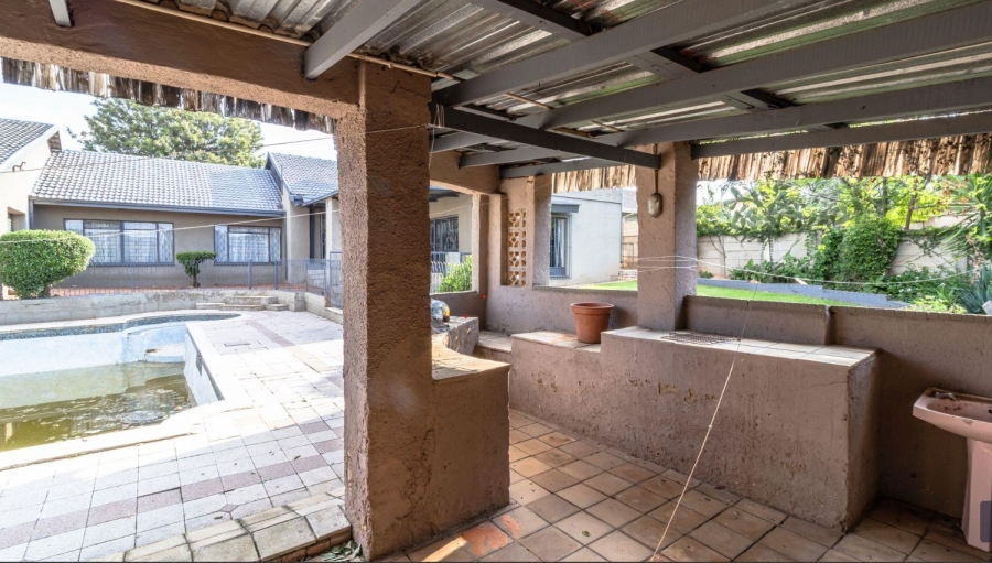 5 Bedroom Property for Sale in Mondeor Gauteng