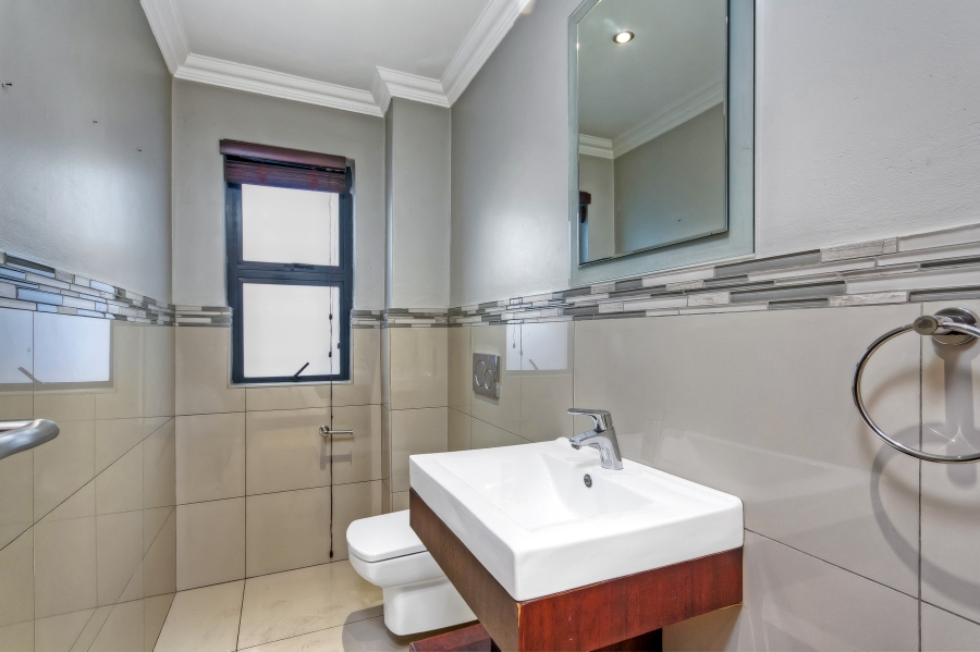 5 Bedroom Property for Sale in Waterfall Country Estate Gauteng