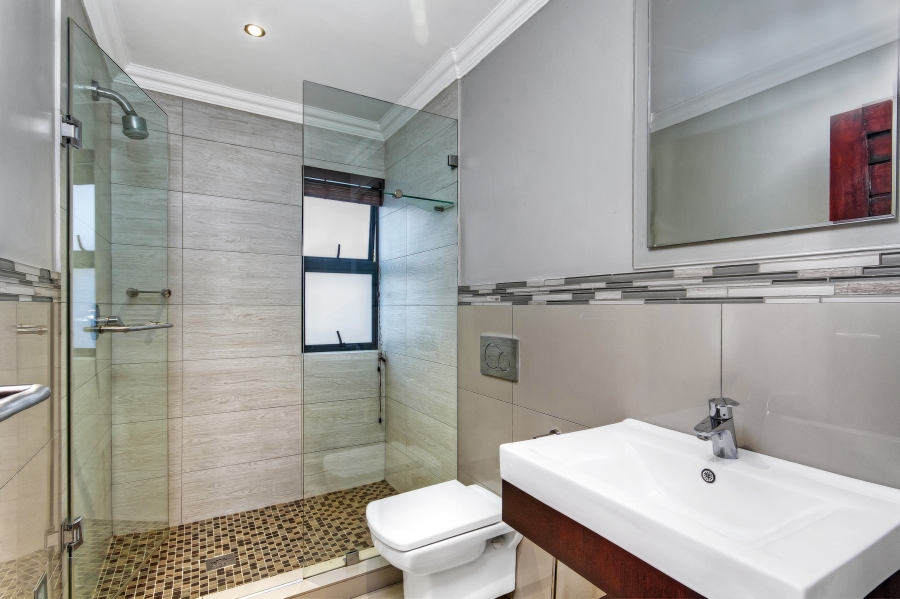 5 Bedroom Property for Sale in Waterfall Country Estate Gauteng