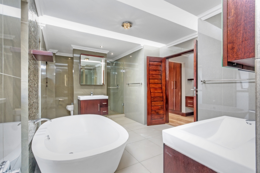 5 Bedroom Property for Sale in Waterfall Country Estate Gauteng
