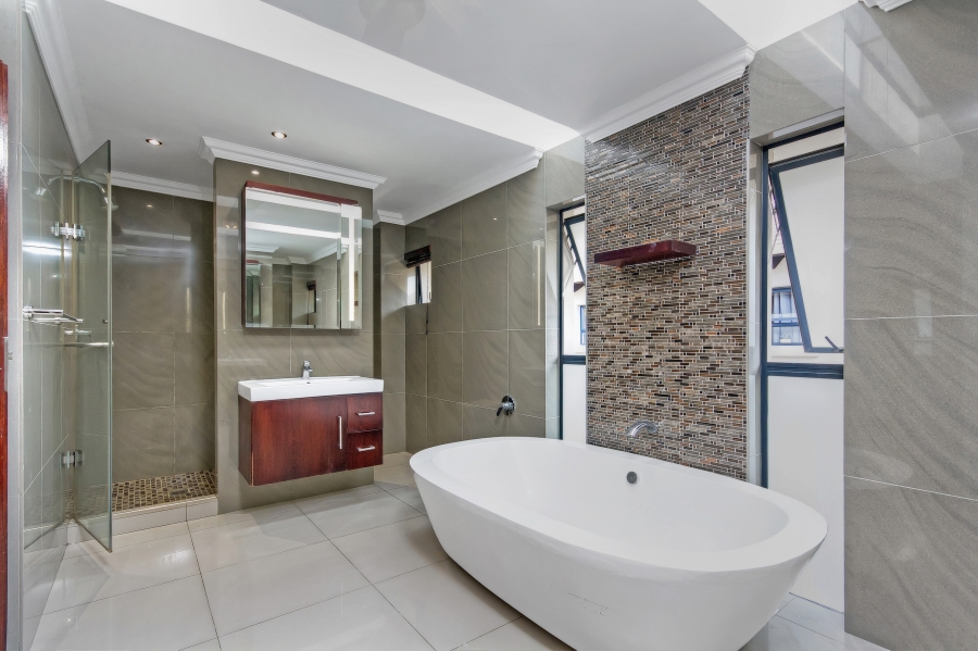 5 Bedroom Property for Sale in Waterfall Country Estate Gauteng
