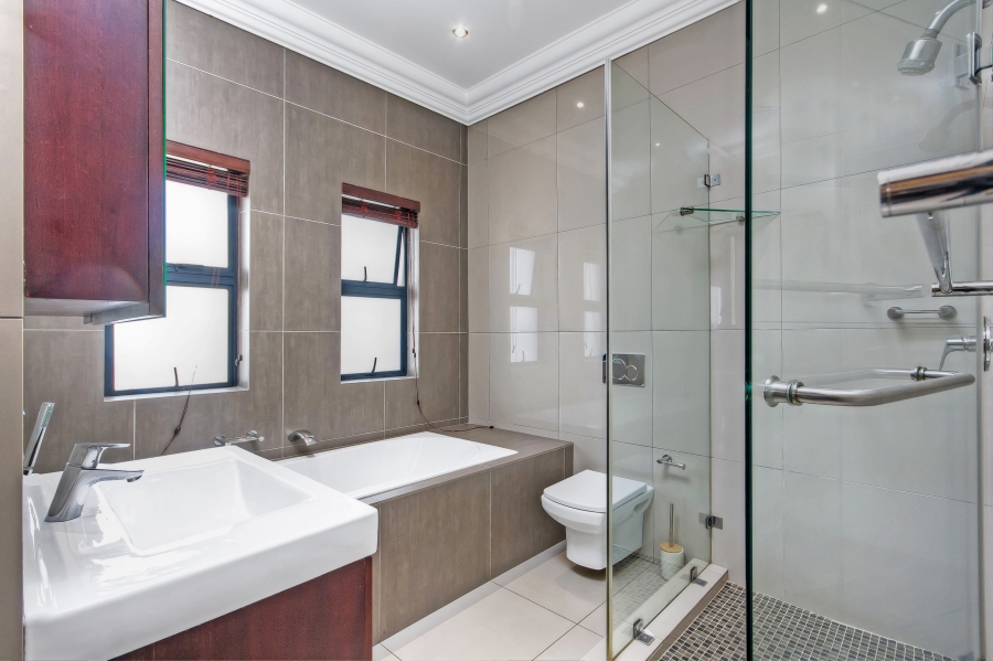 5 Bedroom Property for Sale in Waterfall Country Estate Gauteng