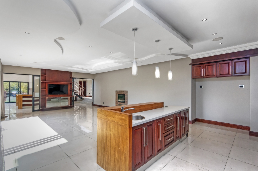 5 Bedroom Property for Sale in Waterfall Country Estate Gauteng