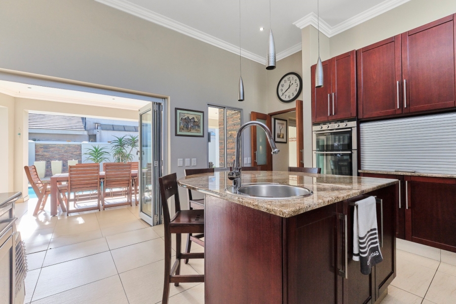 6 Bedroom Property for Sale in Woodmead Gauteng