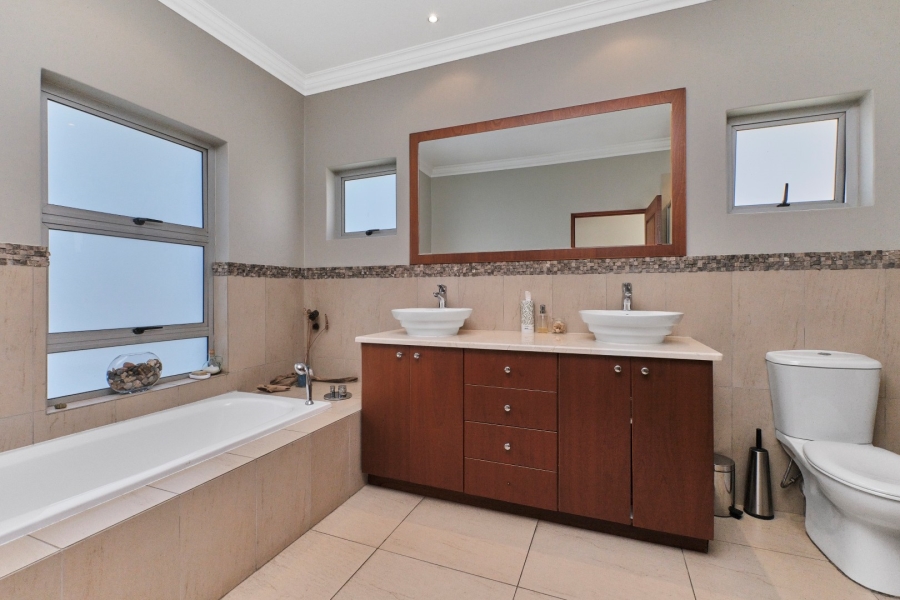 6 Bedroom Property for Sale in Woodmead Gauteng