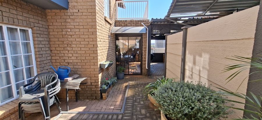 2 Bedroom Property for Sale in Noordheuwel Gauteng