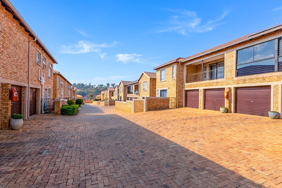 3 Bedroom Property for Sale in Wilgeheuwel Gauteng