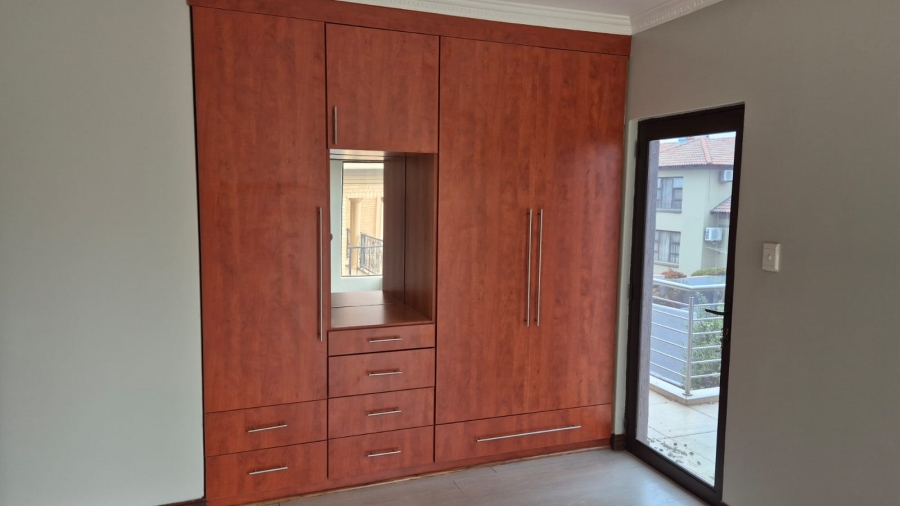 5 Bedroom Property for Sale in Helderwyk Gauteng