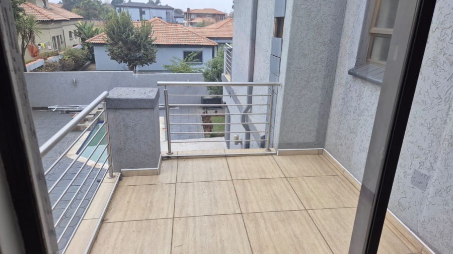 5 Bedroom Property for Sale in Helderwyk Gauteng