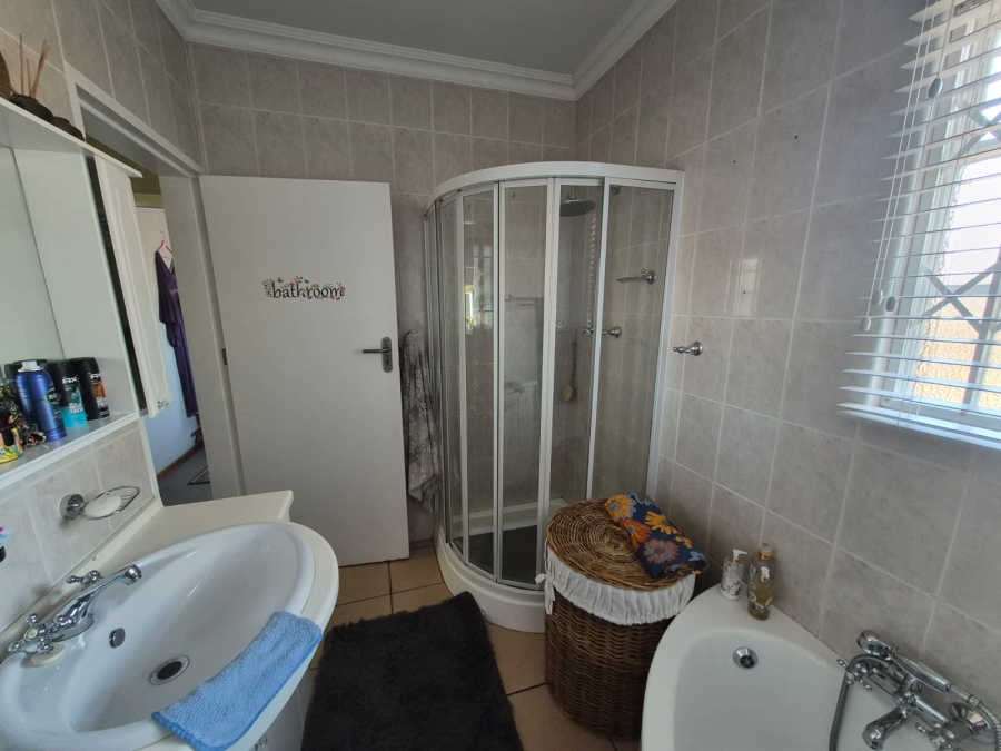 3 Bedroom Property for Sale in Three Rivers Proper Gauteng