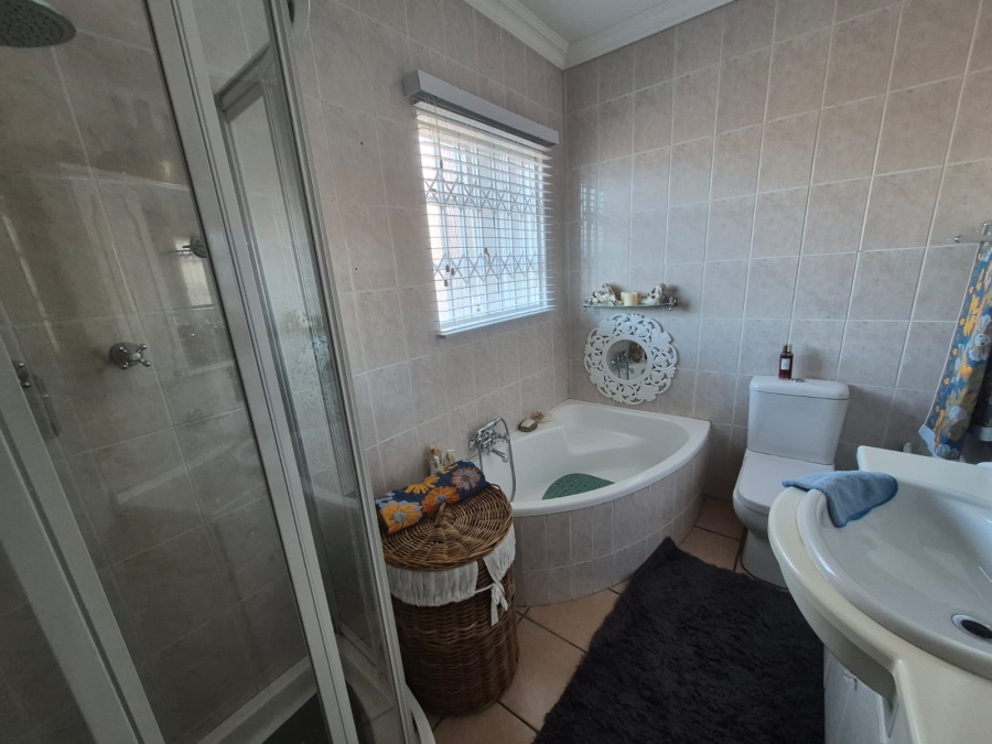 3 Bedroom Property for Sale in Three Rivers Proper Gauteng