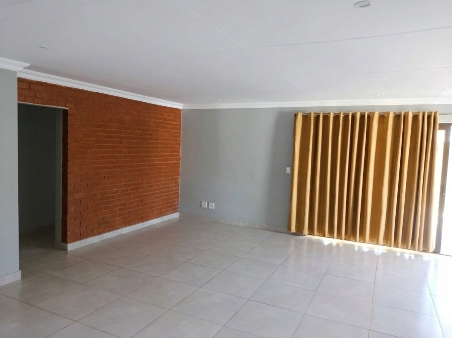 4 Bedroom Property for Sale in Heuweloord Gauteng