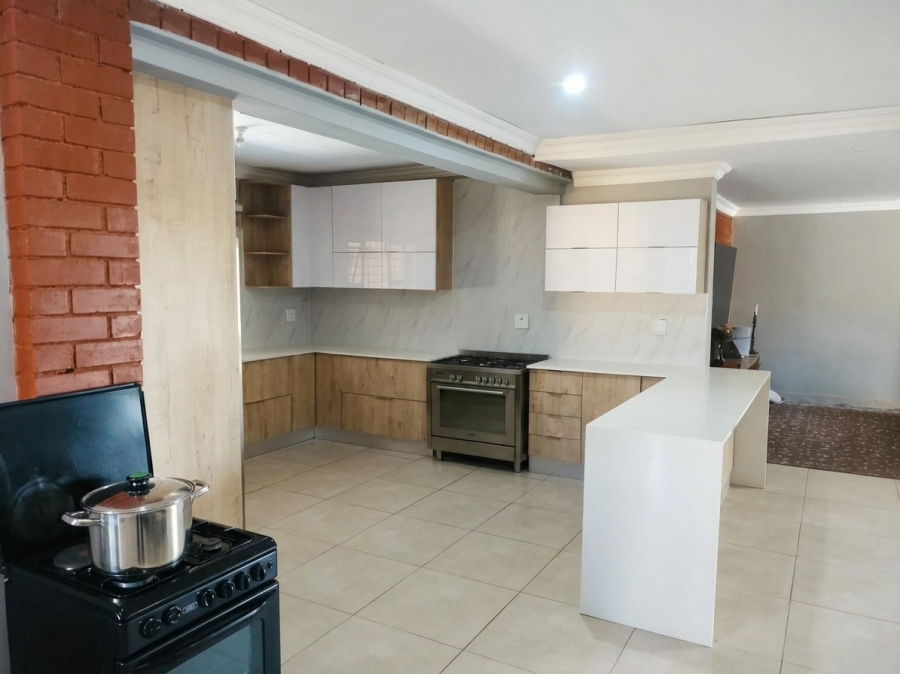 4 Bedroom Property for Sale in Heuweloord Gauteng