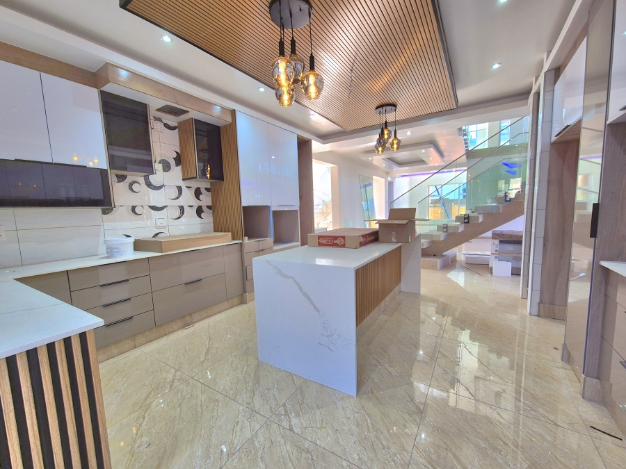 6 Bedroom Property for Sale in Helderwyk Gauteng