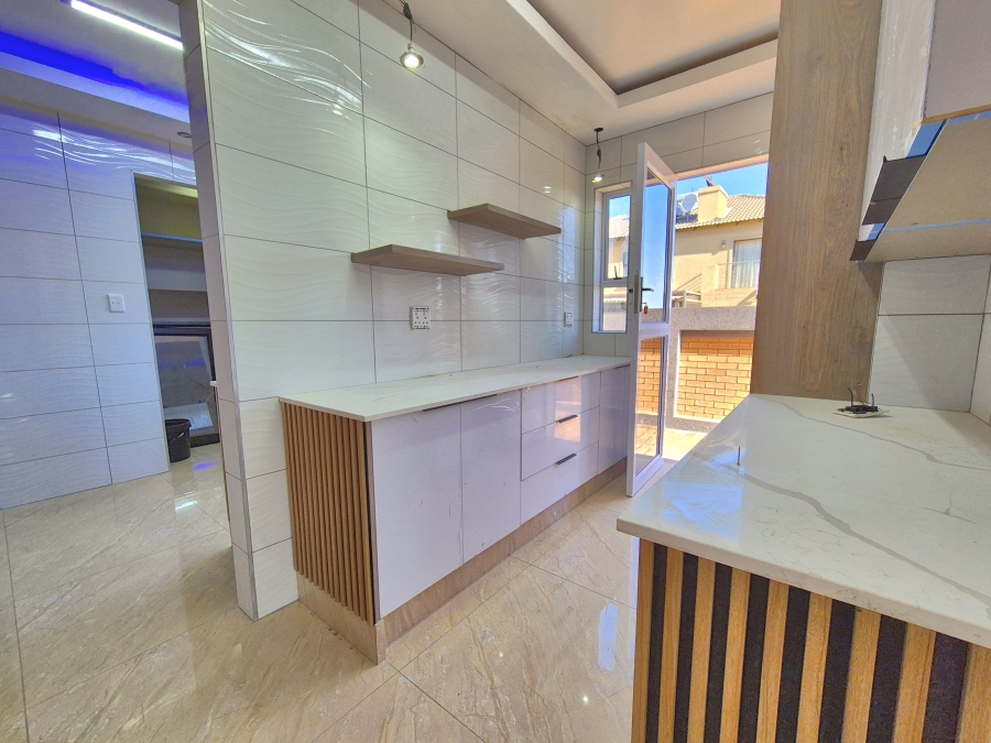 6 Bedroom Property for Sale in Helderwyk Gauteng