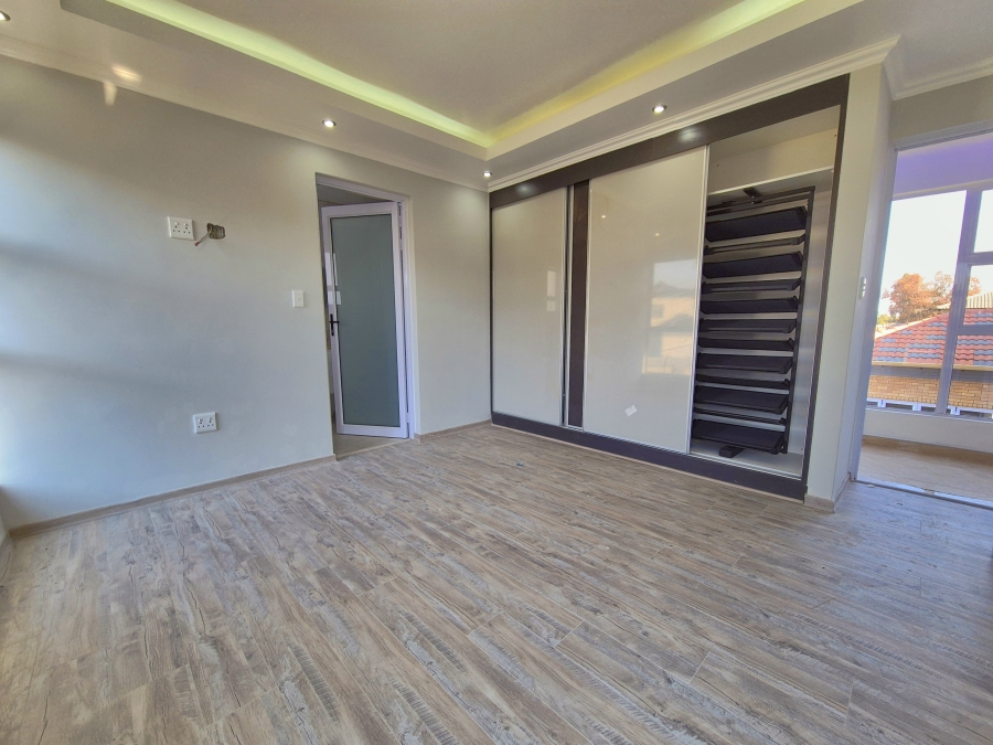 6 Bedroom Property for Sale in Helderwyk Gauteng