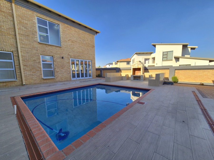 6 Bedroom Property for Sale in Helderwyk Gauteng