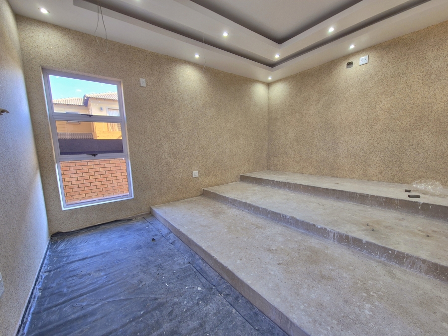 6 Bedroom Property for Sale in Helderwyk Gauteng