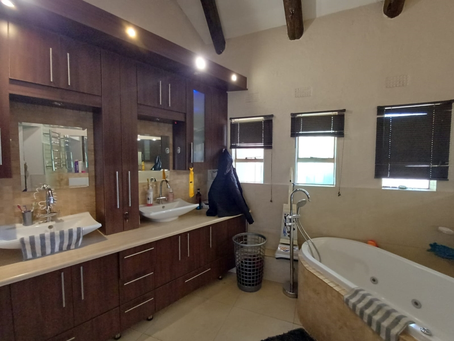 4 Bedroom Property for Sale in Flora Gardens Gauteng