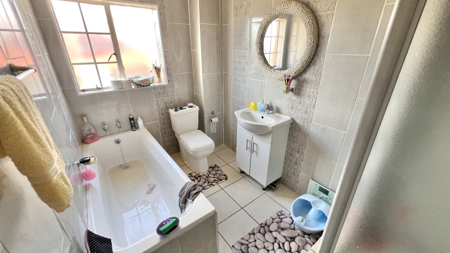 4 Bedroom Property for Sale in Rosslyn Gauteng