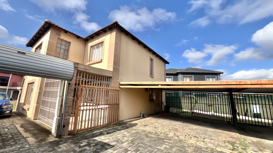 4 Bedroom Property for Sale in Rosslyn Gauteng
