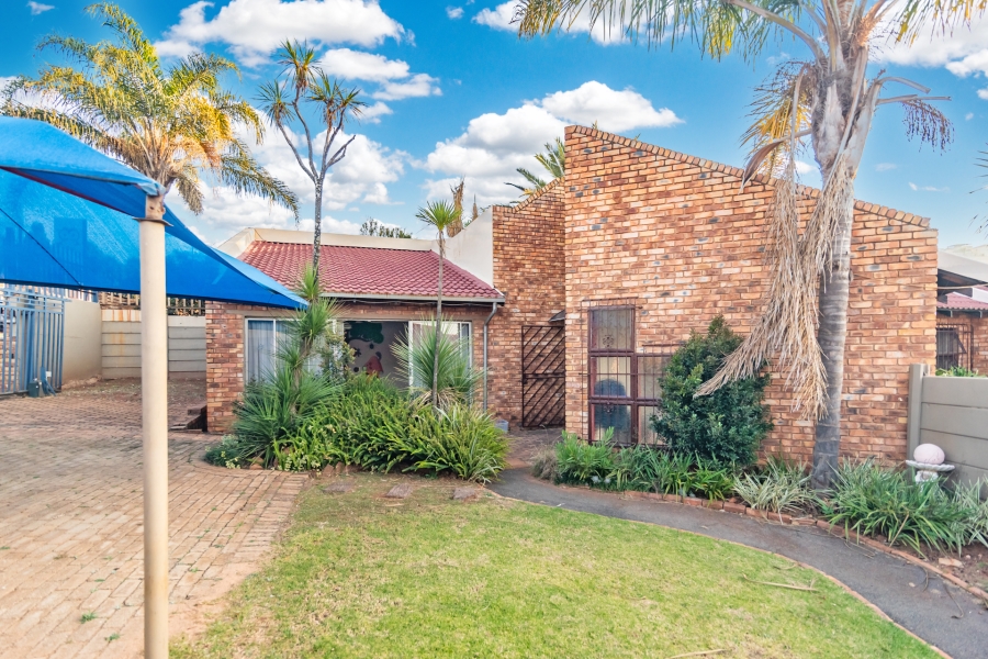 2 Bedroom Property for Sale in Noordheuwel Gauteng