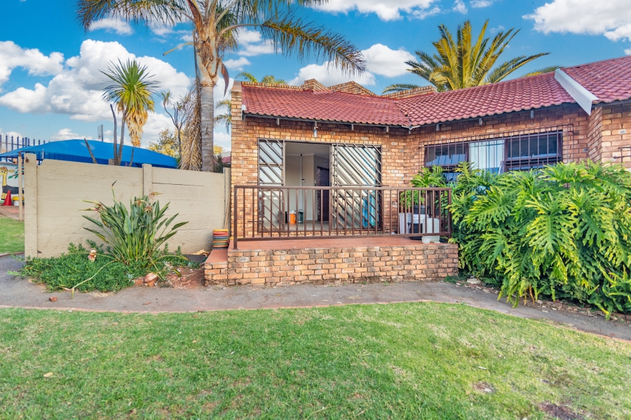 2 Bedroom Property for Sale in Noordheuwel Gauteng