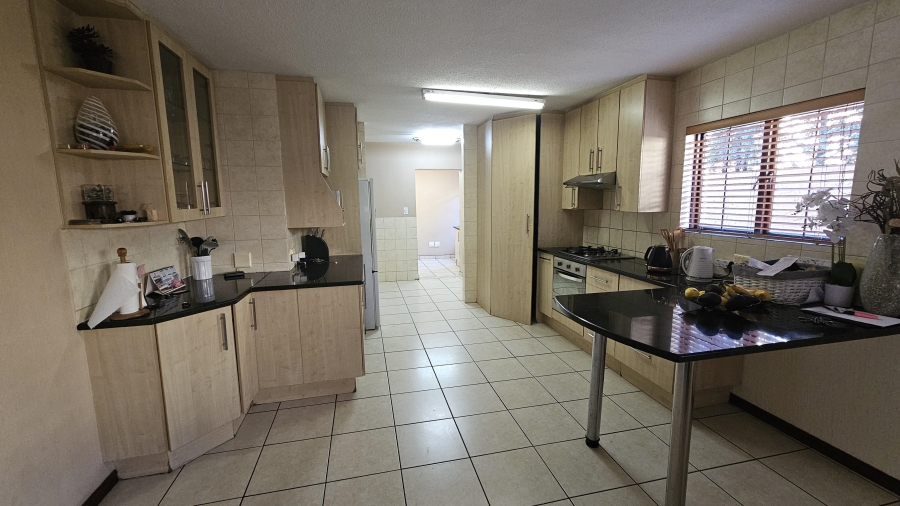 To Let 4 Bedroom Property for Rent in Erand Gardens Gauteng