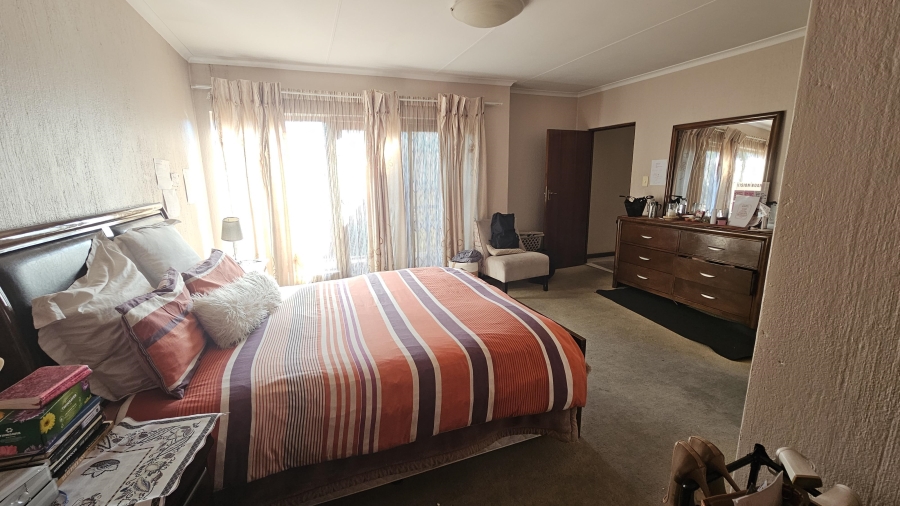 To Let 4 Bedroom Property for Rent in Erand Gardens Gauteng