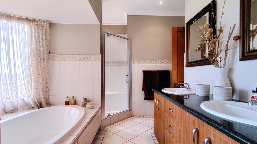 3 Bedroom Property for Sale in Waverley Gauteng