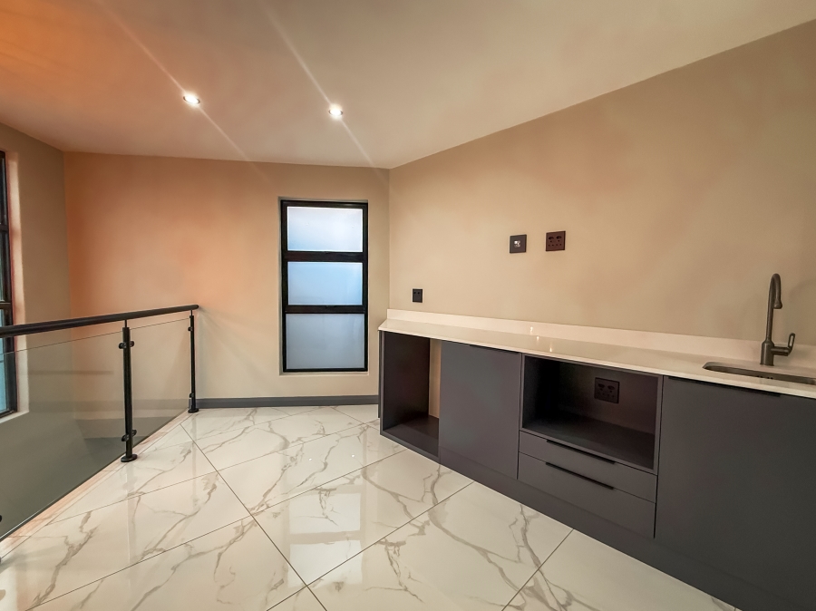 4 Bedroom Property for Sale in Clayville Gauteng