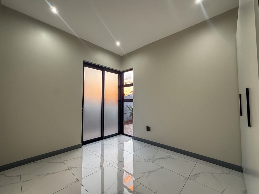 4 Bedroom Property for Sale in Clayville Gauteng