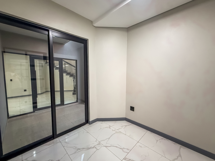 4 Bedroom Property for Sale in Clayville Gauteng