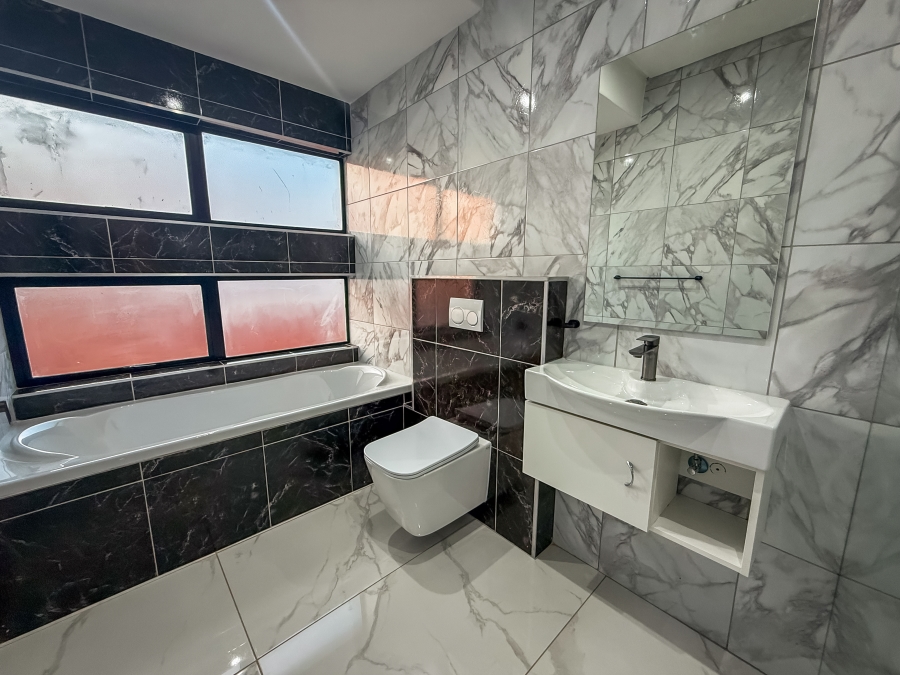 4 Bedroom Property for Sale in Clayville Gauteng