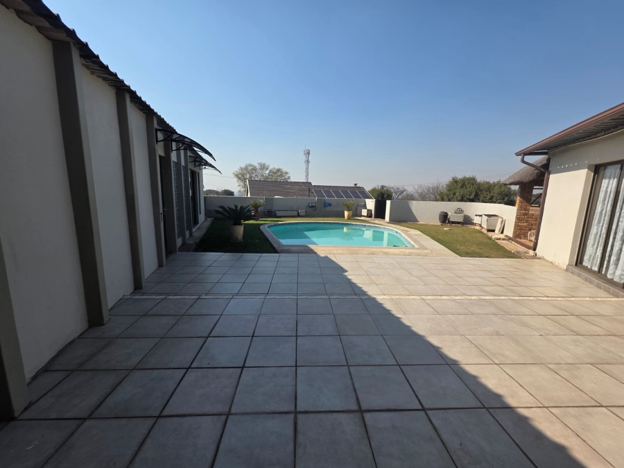 To Let 2 Bedroom Property for Rent in Dawnview Gauteng
