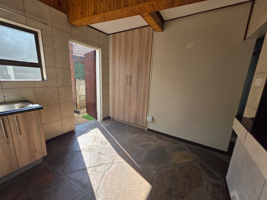 To Let 2 Bedroom Property for Rent in Dawnview Gauteng