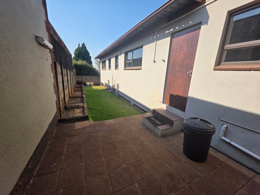 To Let 2 Bedroom Property for Rent in Dawnview Gauteng