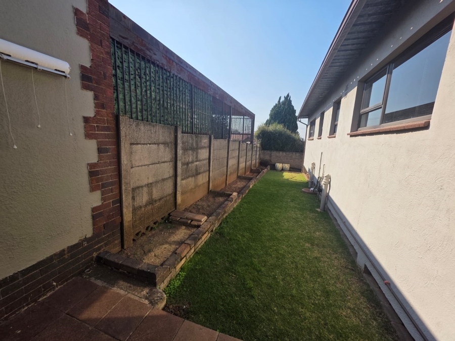 To Let 2 Bedroom Property for Rent in Dawnview Gauteng