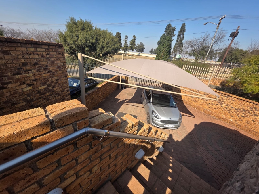 To Let 2 Bedroom Property for Rent in Dawnview Gauteng