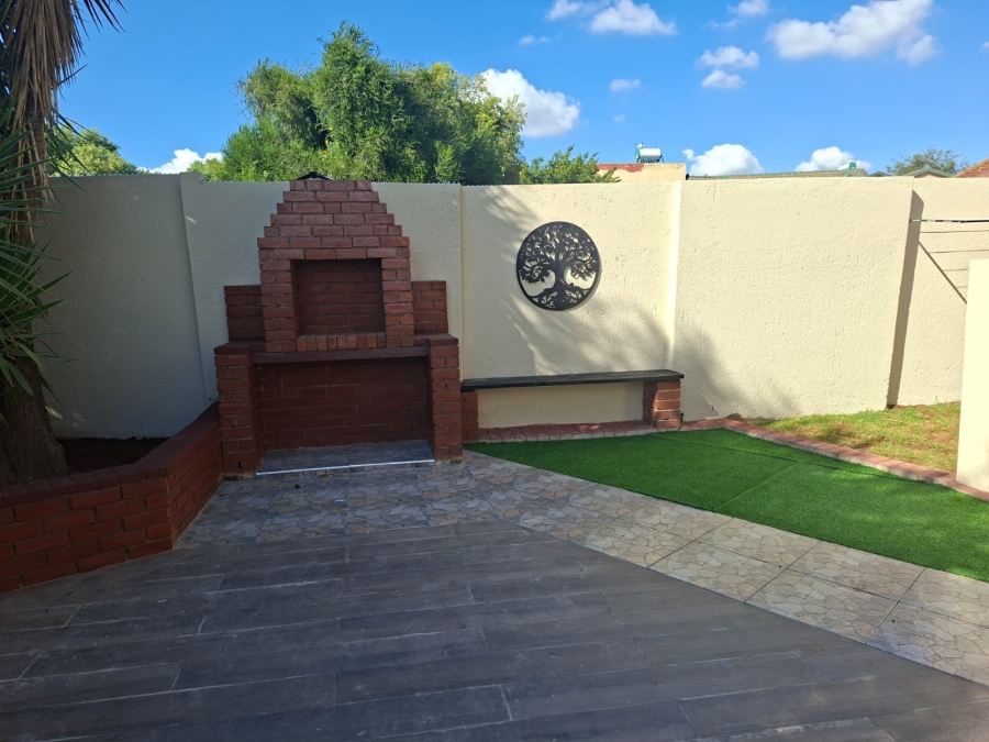 To Let 2 Bedroom Property for Rent in Ridgeway Gauteng