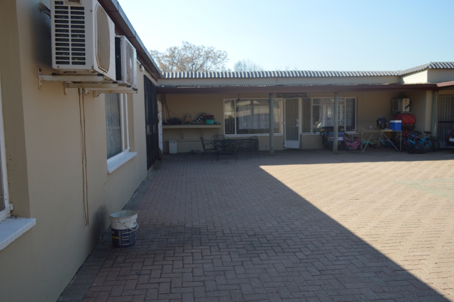 6 Bedroom Property for Sale in Unitas Park Gauteng
