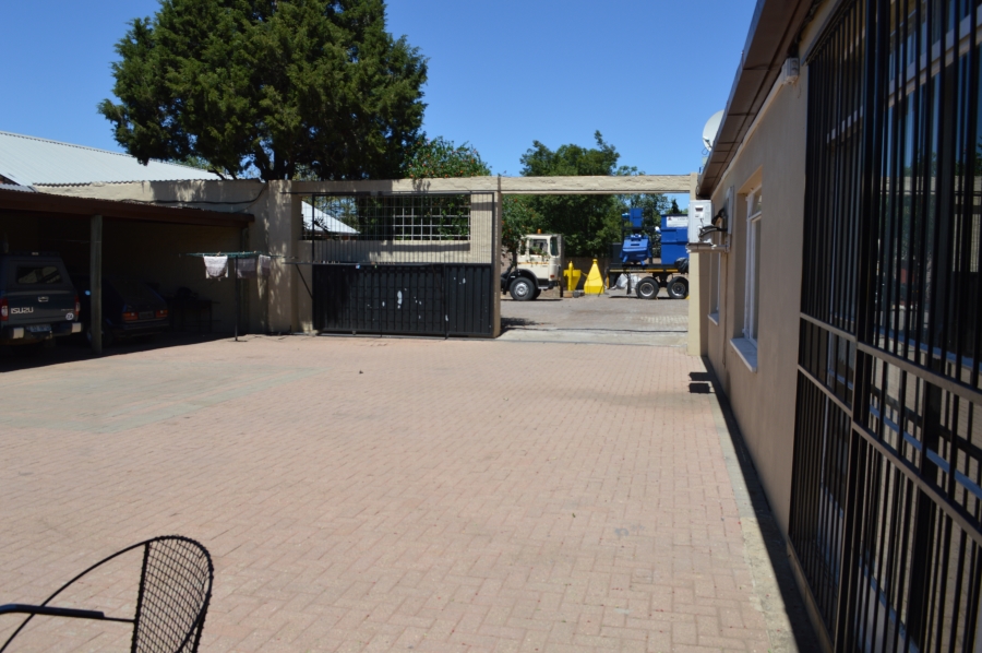 6 Bedroom Property for Sale in Unitas Park Gauteng