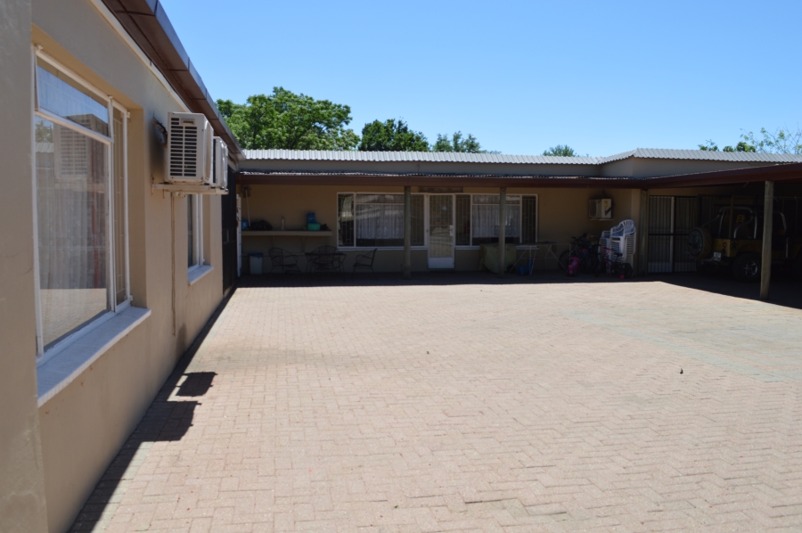 6 Bedroom Property for Sale in Unitas Park Gauteng