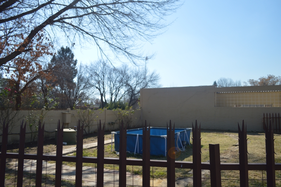 6 Bedroom Property for Sale in Unitas Park Gauteng