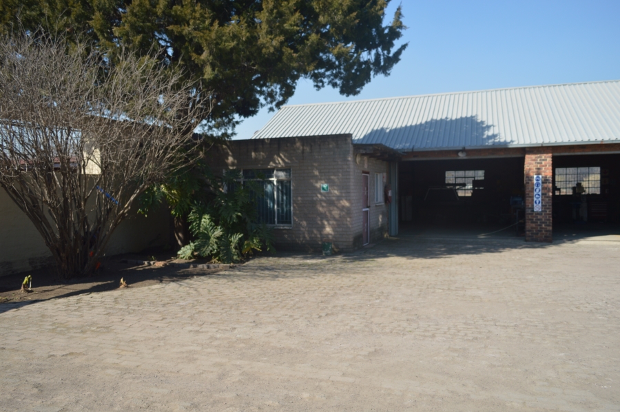 6 Bedroom Property for Sale in Unitas Park Gauteng