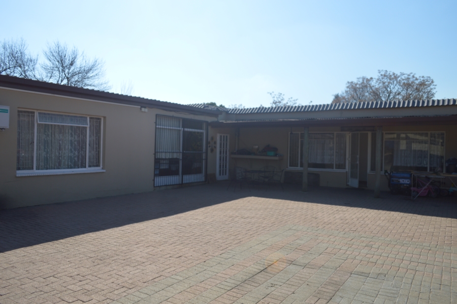 6 Bedroom Property for Sale in Unitas Park Gauteng