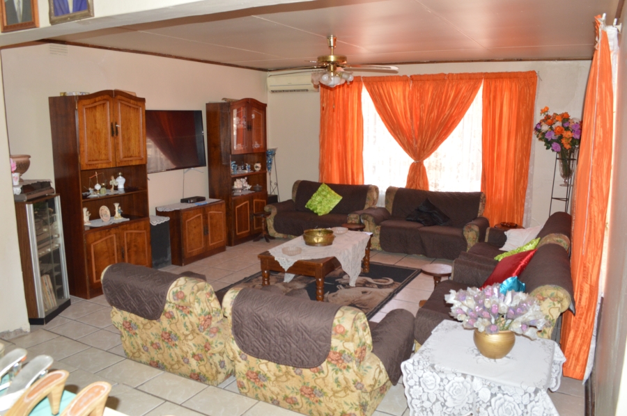 6 Bedroom Property for Sale in Unitas Park Gauteng