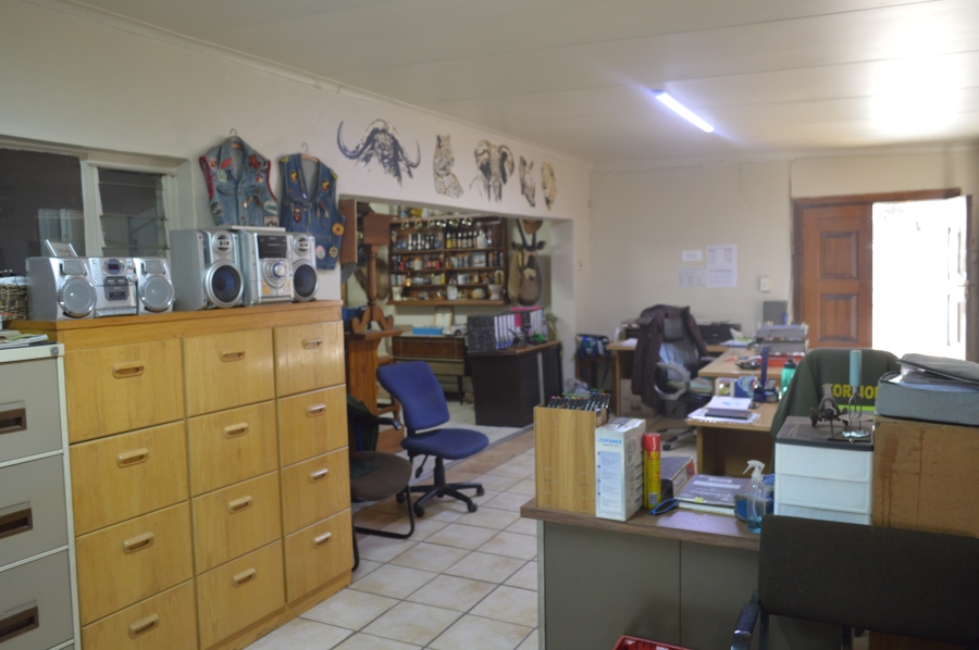 6 Bedroom Property for Sale in Unitas Park Gauteng