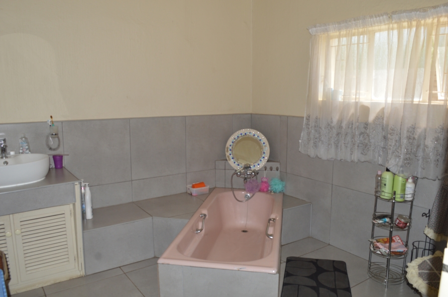 6 Bedroom Property for Sale in Unitas Park Gauteng